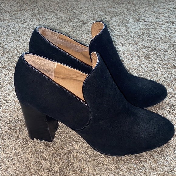 Lucky Brand Shoes - EUC lucky brand suede leather shoes, size 8M. 
Like new condition, heeled bootie